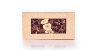 T504 Mléčná čokoláda s banánem, pistácie, brusinky