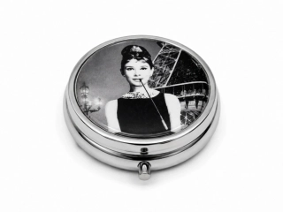 Kovová lékovka Audrey Hepburn – Paris